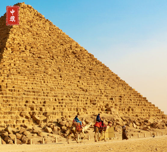 小旗和同事在埃及旅游时拍的照片