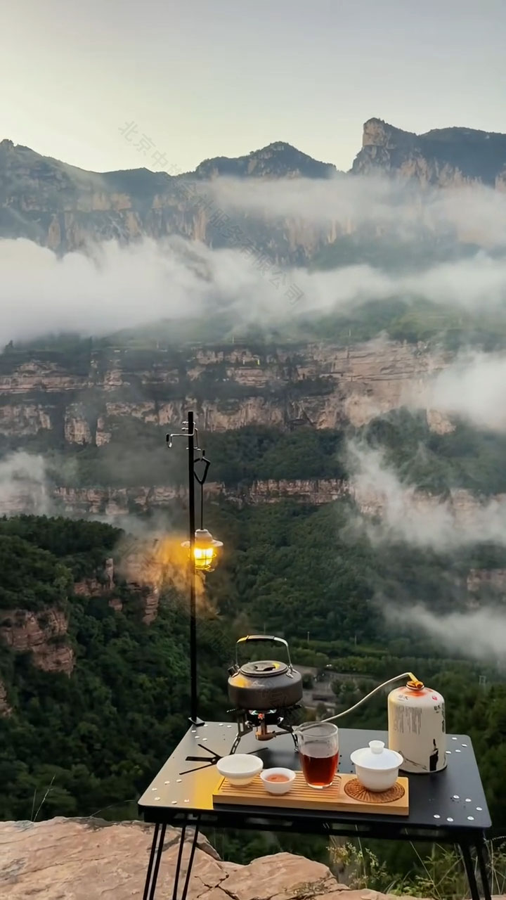 闲暇时间攀登山峰看云端.jpg