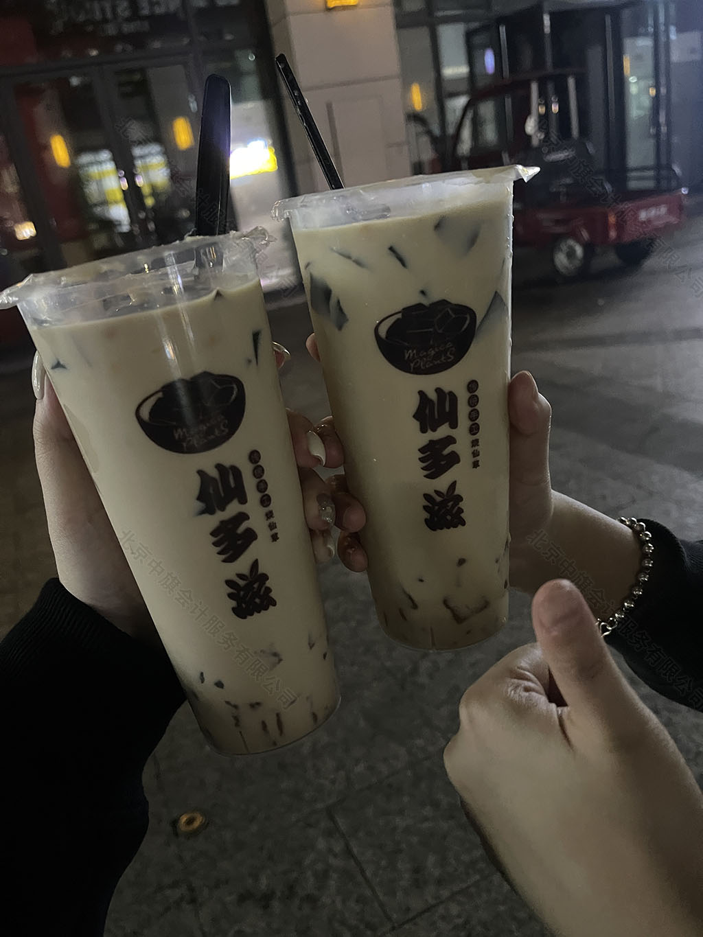 昨天晚上出去玩买的两杯奶茶.jpg