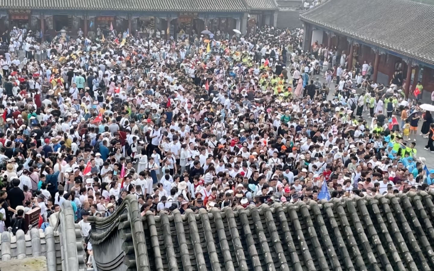 人山人海的旅游小伙伴们.jpg 人山人海的旅游小伙伴们.jpg